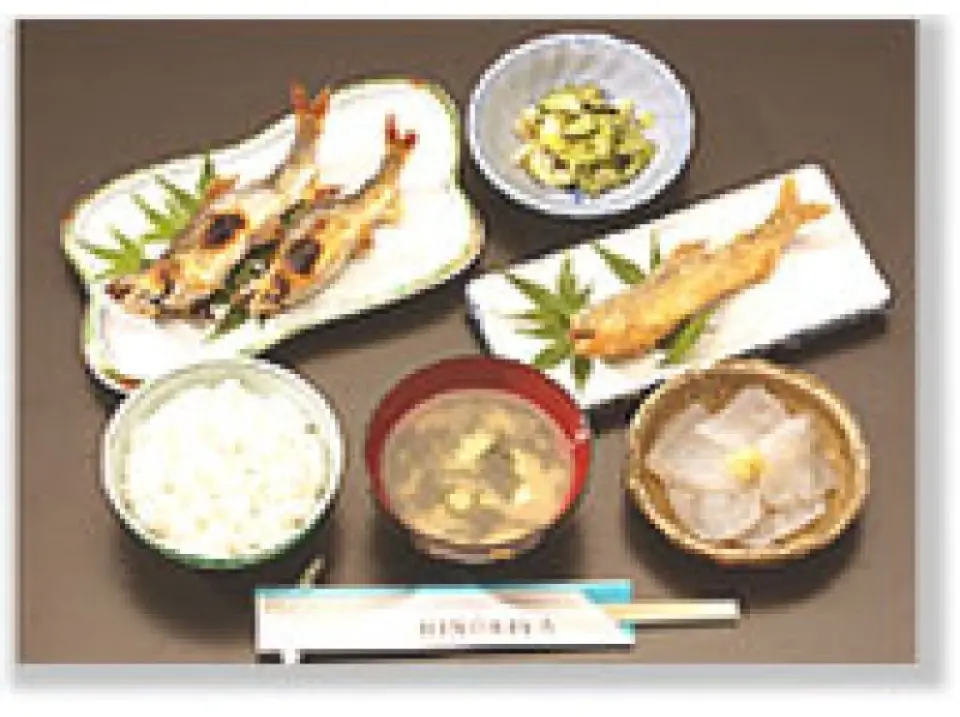 ランチタイム（鮎定食）。アユの塩焼きや八溝地方の特産物が入った「ひのきや」特製の鮎定食