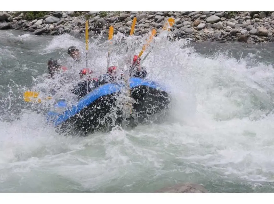 Get splashed with refreshing water! The clear streams of the upper Tone River have very pleasant, clean water and beautiful scenery, so you can get splashed with refreshing water!