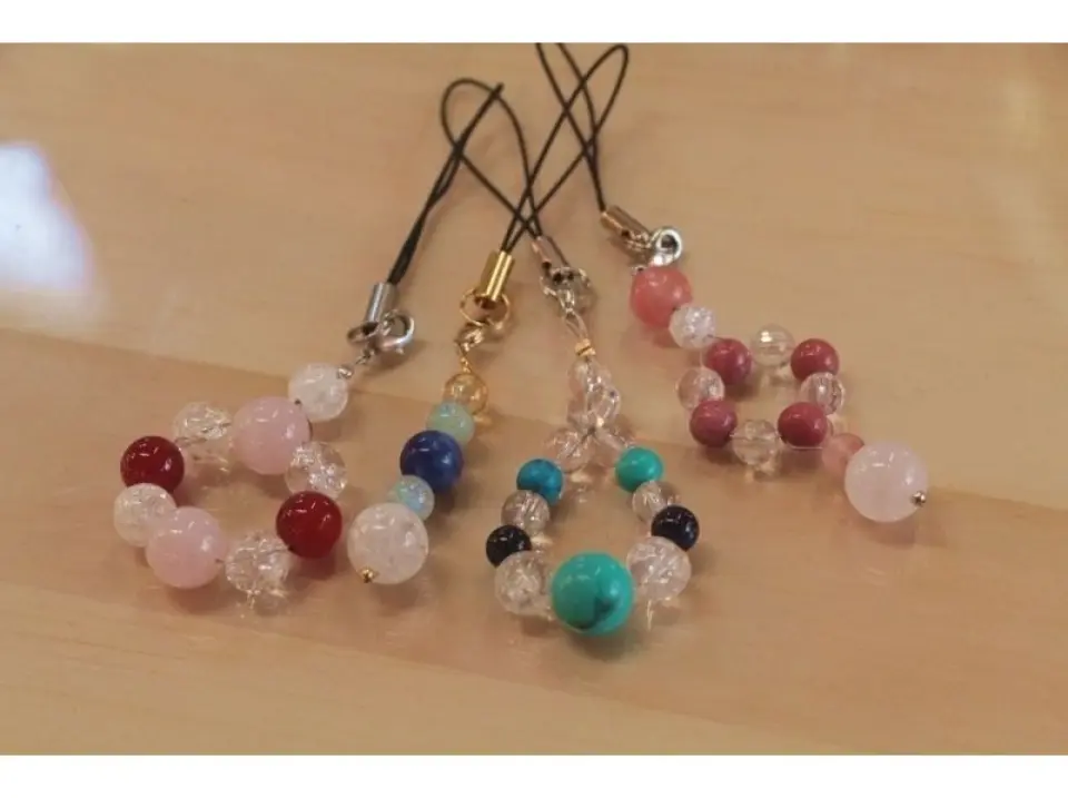 There are five different strap shapes. The round and teardrop shapes are popular.
