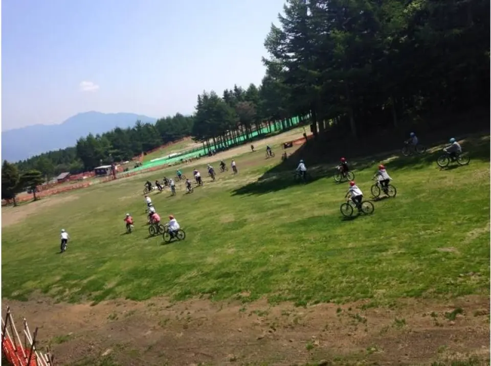 平坦的赛道。