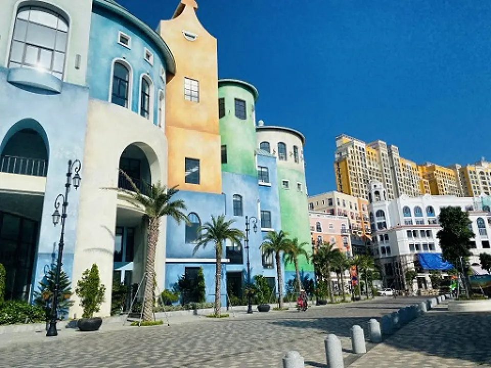 【入●360度全景跨海纜車〉入●Sun World遊樂區〉照●地中海小鎮〉入●親吻橋(含上橋參觀門票)】