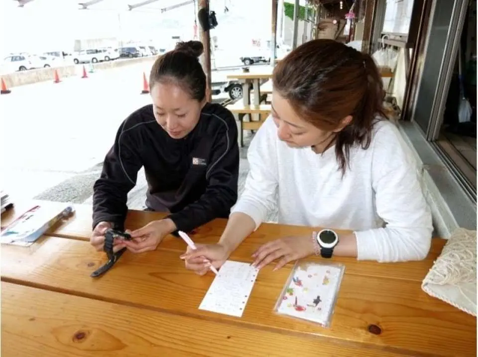 Arrive at the school. 
Record the diving spots and fish you saw today, pay the bill, and then head back to the school.