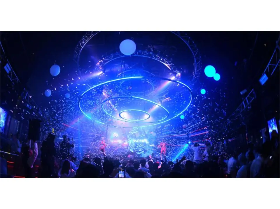 【WARP SHINJUKU】新宿地區的先驅！人氣爆棚的夜店。從JR新宿站東口步行僅需6分鐘！日本最受歡迎夜店的代表。如今，它正吸引著來自世界各地的注意。