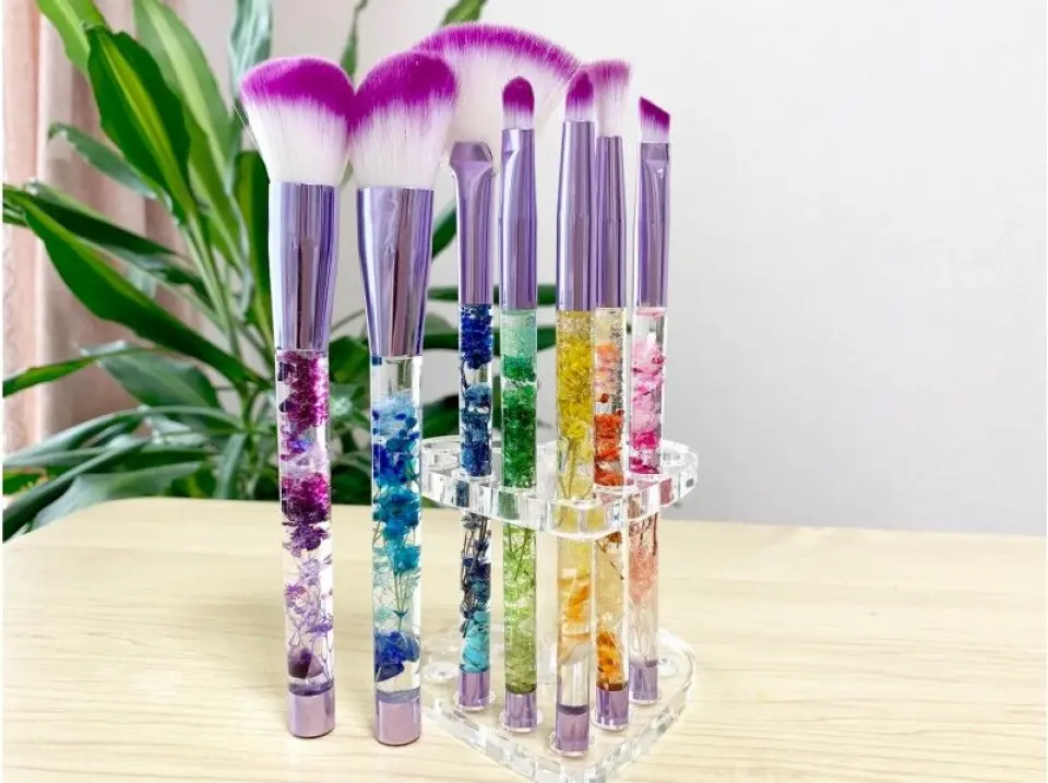 1. 選擇化妝刷顏色（5分鐘）

2. 選擇你想放入化妝刷的材料（5分鐘）

3. 製作化妝刷（10分鐘）

4. 安裝刷頭，完成！ （10分鐘）

5. 茶歇時間

（分享你的體驗）（10分鐘）