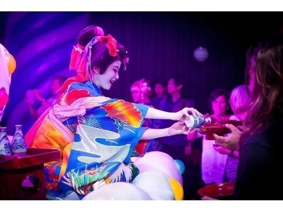 Free sake from the courtesan