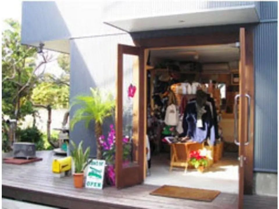 受付。コア久留和海岸校にて受付をお済ませください。

体調が悪い・けがをしているなど、不安なことが有るときには受付のスタッフまでお知らせください。
受付のお時間は目安です。お申込書のご記入やお着替えなどをスクール開始までにお済ませください。