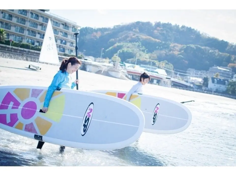 PADDLE OUT. (Afternoon session starts at 2:00 PM) 
The SUP tour finally begins! 
First, float the SUP in the water and get on it! While sitting upright, paddle and gradually learn how to move on the SUP!