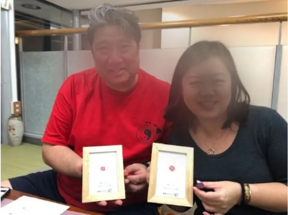 Stamping and finishing. The machine-engraved stamp will be stamped and you will see the result. The stamped paper and the finished stamp will be placed in a paulownia wood box for you to take home as a souvenir.