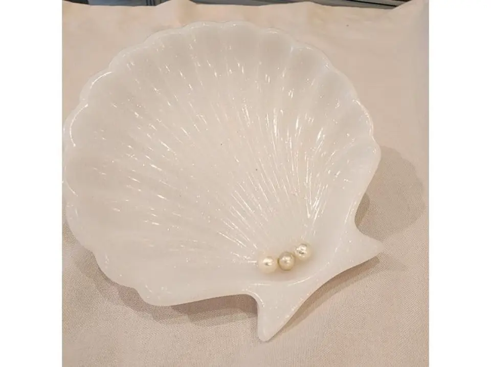 You can have the pearls made into accessories (additional fee applies) or take them home as they are. You can choose to take the pearls you harvest on the spot home as they are or have them made into accessories.