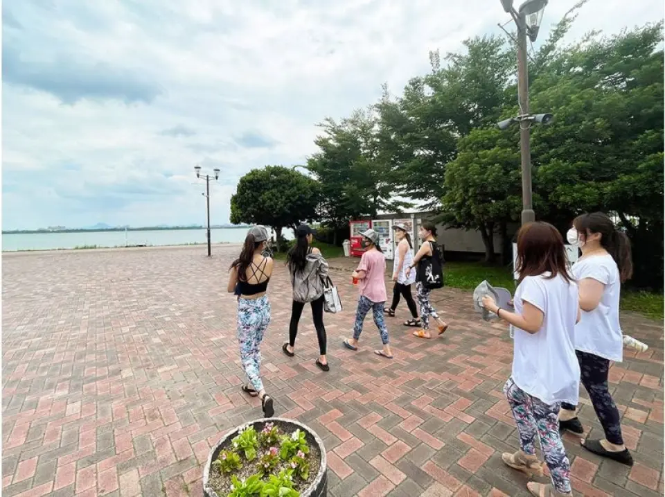 เมื่อทุกคนมารวมตัวกันแล้ว เราจะพาคุณไปยังชายหาดซึ่งเป็นสถานที่จัดกิจกรรม