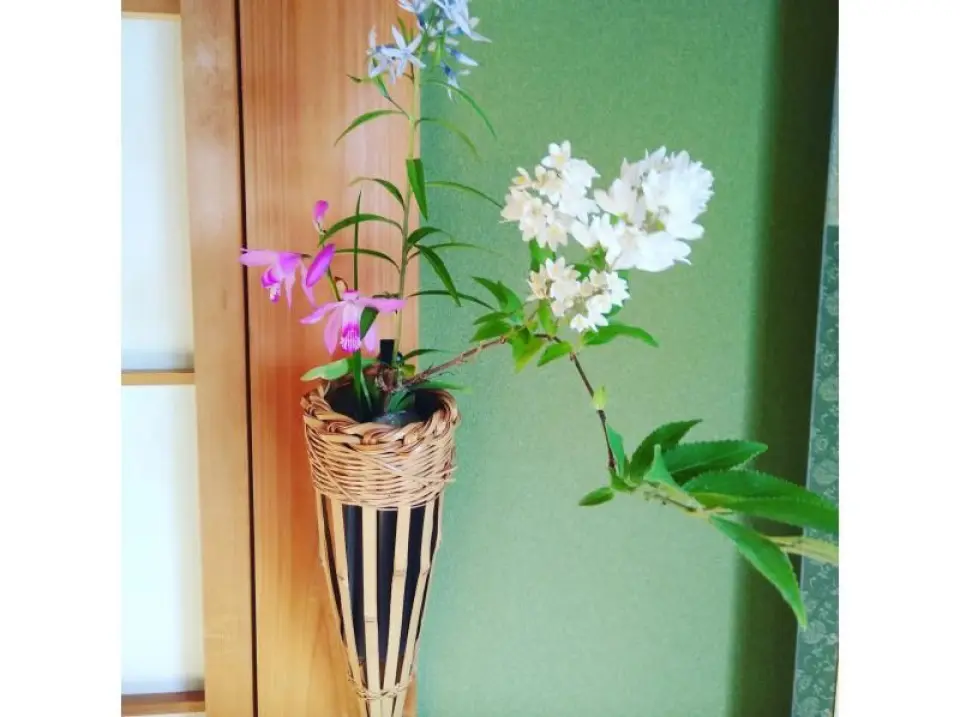 。　季節の花々も、茶室に彩りをもたらします。