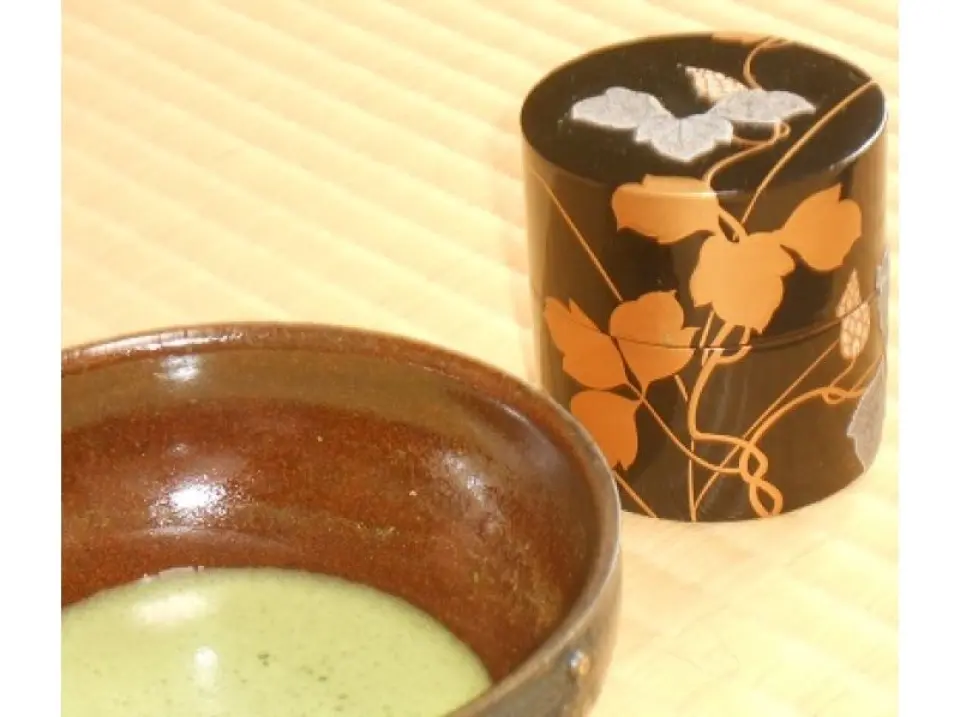 。　華を添ええる美しい器は、趣ある茶室によく合います。