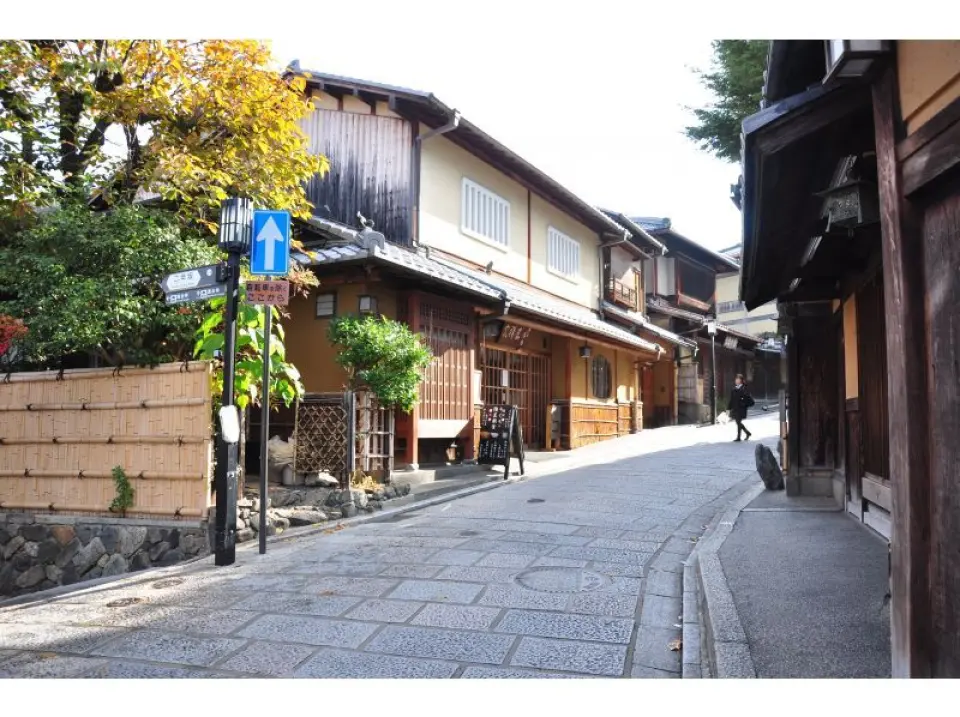 三年坂を散策　～ お店が視界に入り期待感 ↑。