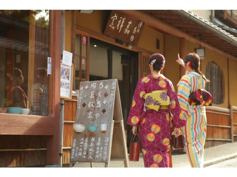 玄関前の看板が目印。