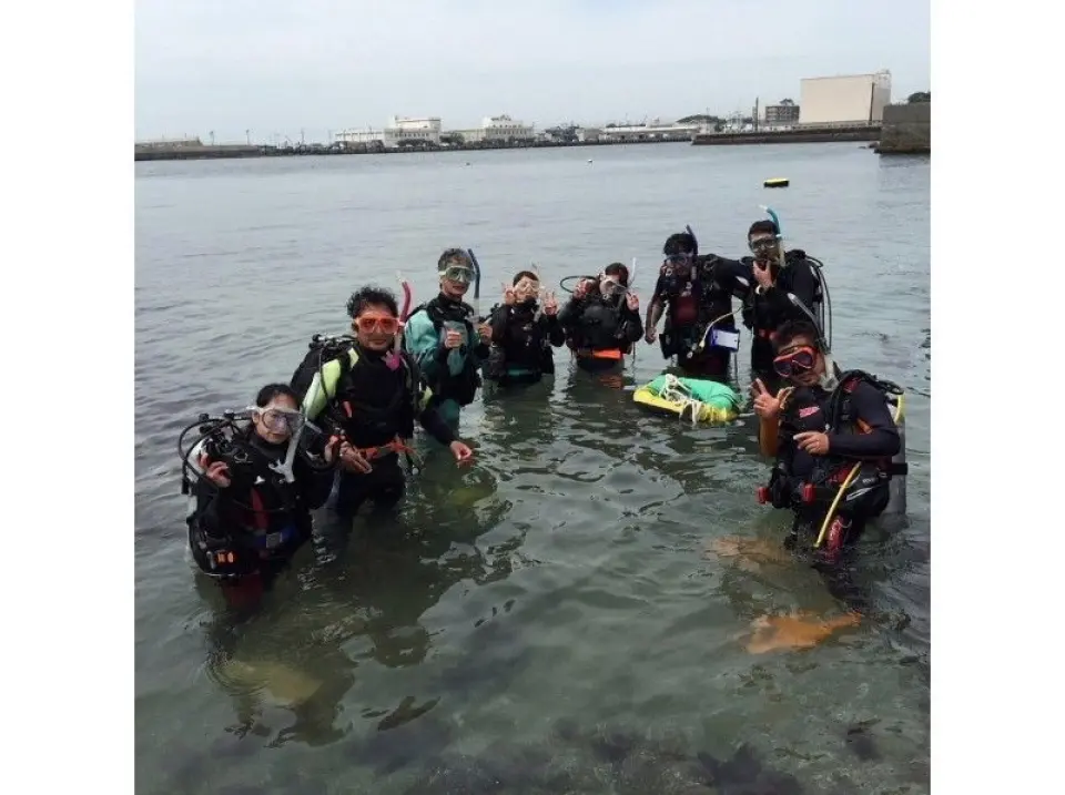 海洋実習では限定水域で身に付けた基本のダイビングスキルや器材の使い方を実践練習します