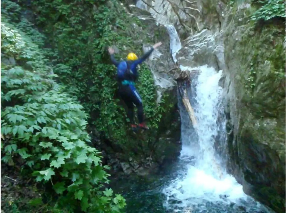 Shower climbing. Enjoy a splash in the valley of Yatsubuchi Falls, one of Japan's 100 best waterfalls.
7m fall dive.
This is the moment when you have to give it your all! You'll have some time to think before you hit the water.