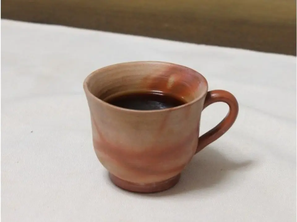 自作のコーヒーカップ緋襷（ひだすき）