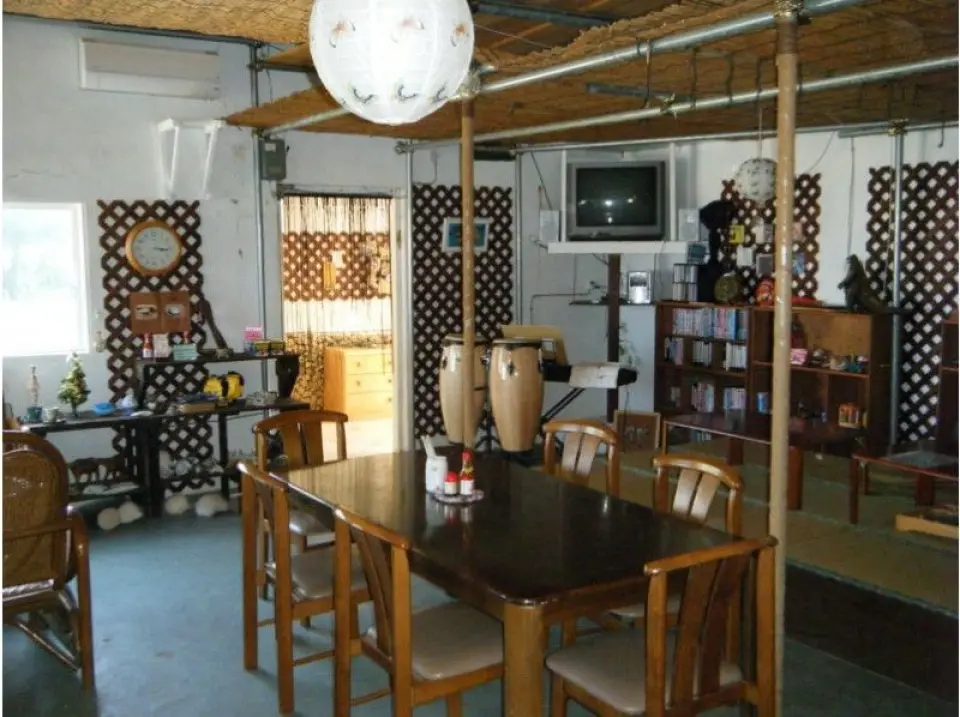 After the tour, take a break at the Seaside Cafe overlooking the ocean and reminisce about your memories.