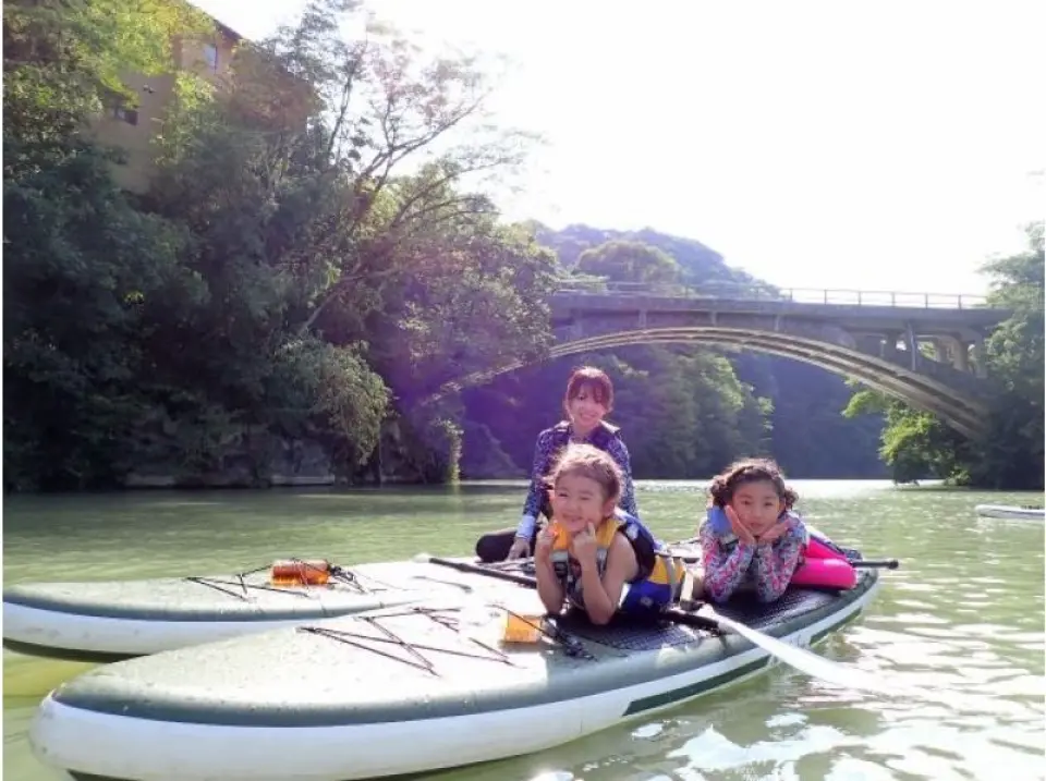 久米路橋。大きな橋の前で記念撮影をします。ツアー中はガイドが大岩、木の下、川のトンネル、久米路橋、滝の各スポットで写真を撮影します。撮影した写真はツアー後にプレゼントしております。特別な体験を写真で残しましょう。