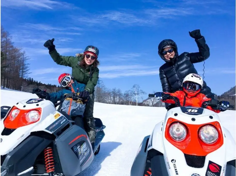 出發前往雪原。熟悉雪地摩托車的駕駛後，就可以前往雪原了。

務必緊跟嚮導！

遊覽途中，您甚至可能看到鹿和猴子！