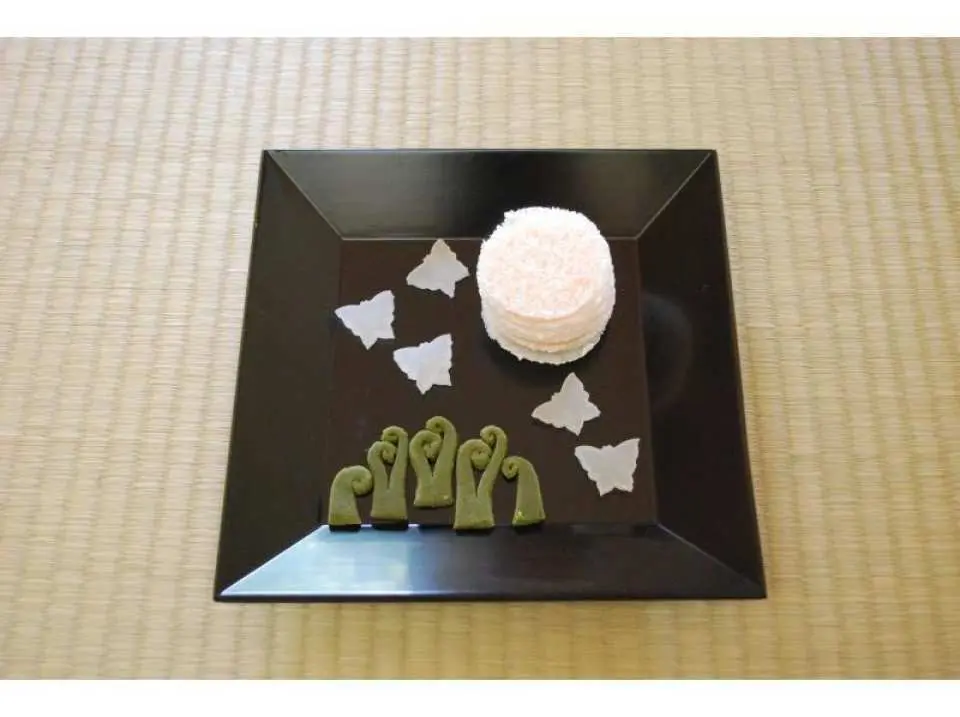 연한 갈색 차에 곁들이는 말린 사탕.