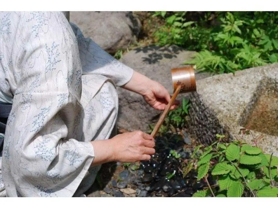 Before entering the tea room, purify your hands and mouth in the tsukubai.