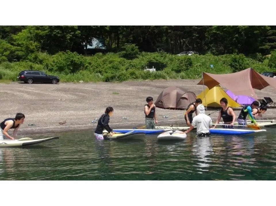 湖上へ！。ＳＵＰの立ち方、動きにゆっくり慣れていきます。
慣れてきたらスタンドアップ！
本栖湖の自然を満喫しながらヨガのポイントへ移動します。