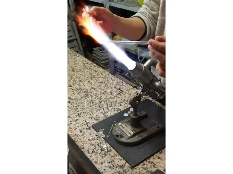 It is made by melting a glass rod with a burner.