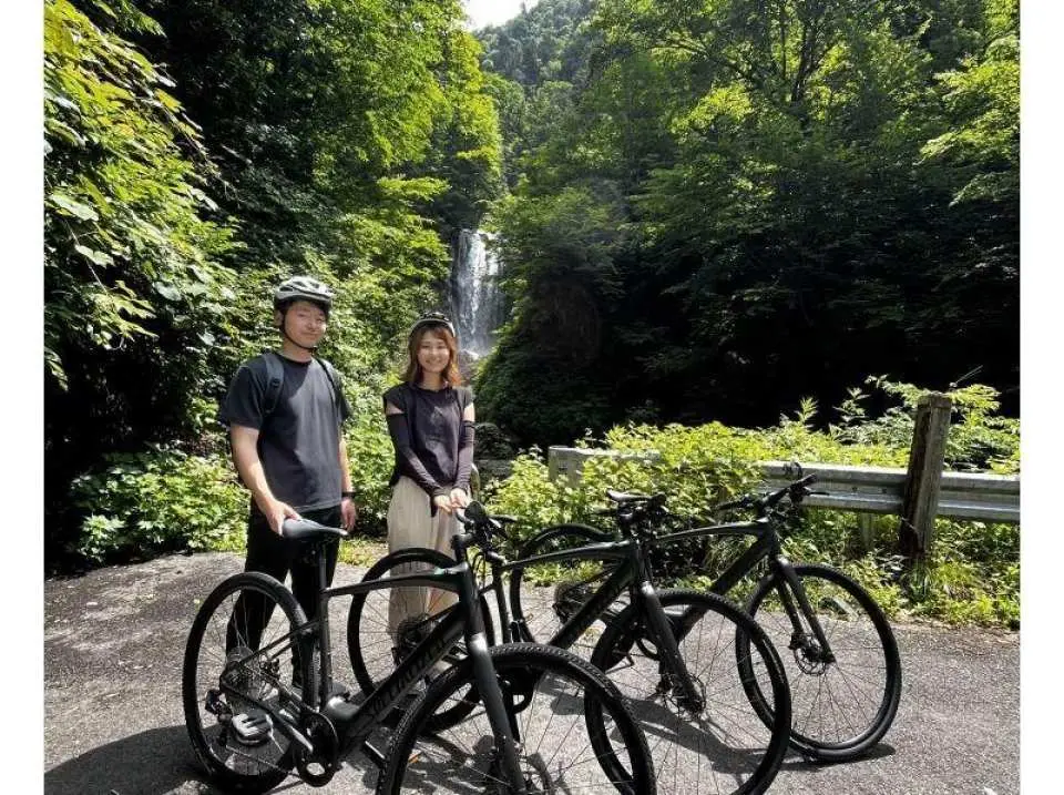 Shirakawa-go is a charming place rich in nature and featuring rolling hills.