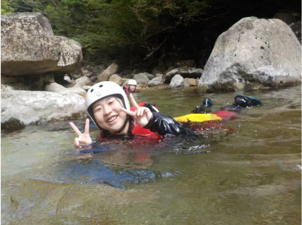 河水潺潺流淌，感觉真好！