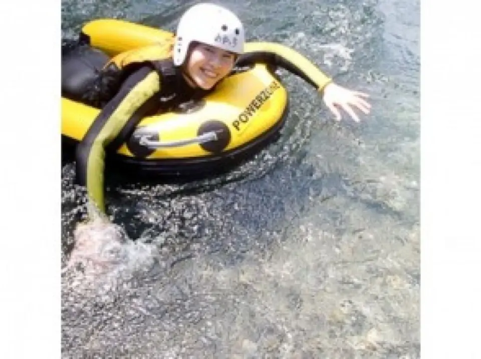 キレイな川の水が気持ちいい。スタートしてからしばらくは白く波打つ水に慣れましょう！
がんばってボードを操作してね。