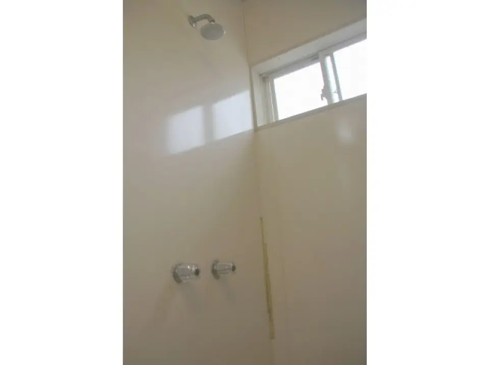 シャワールーム。プールから上がったら、温かいシャワーを浴びて着替えましょう！お疲れさまでした！