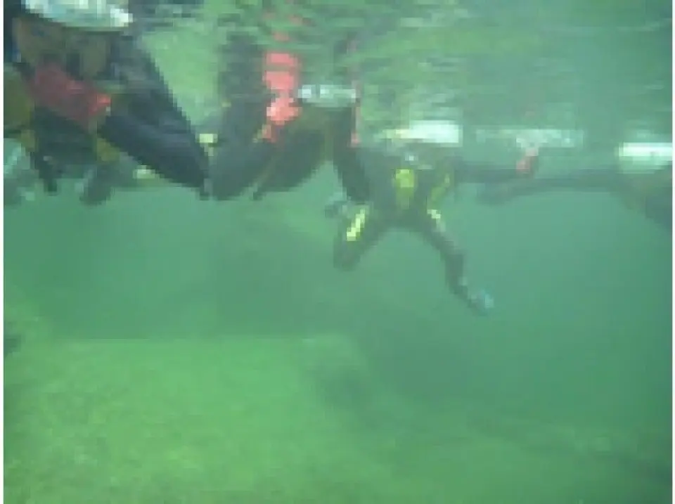 What is there? With goggles, you can see the beautiful water. What is there?