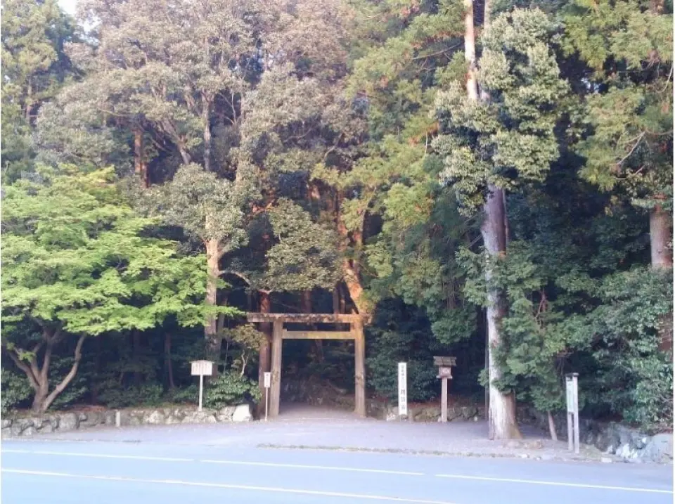 紧邻月读宫，是伊势神宫的分宫。