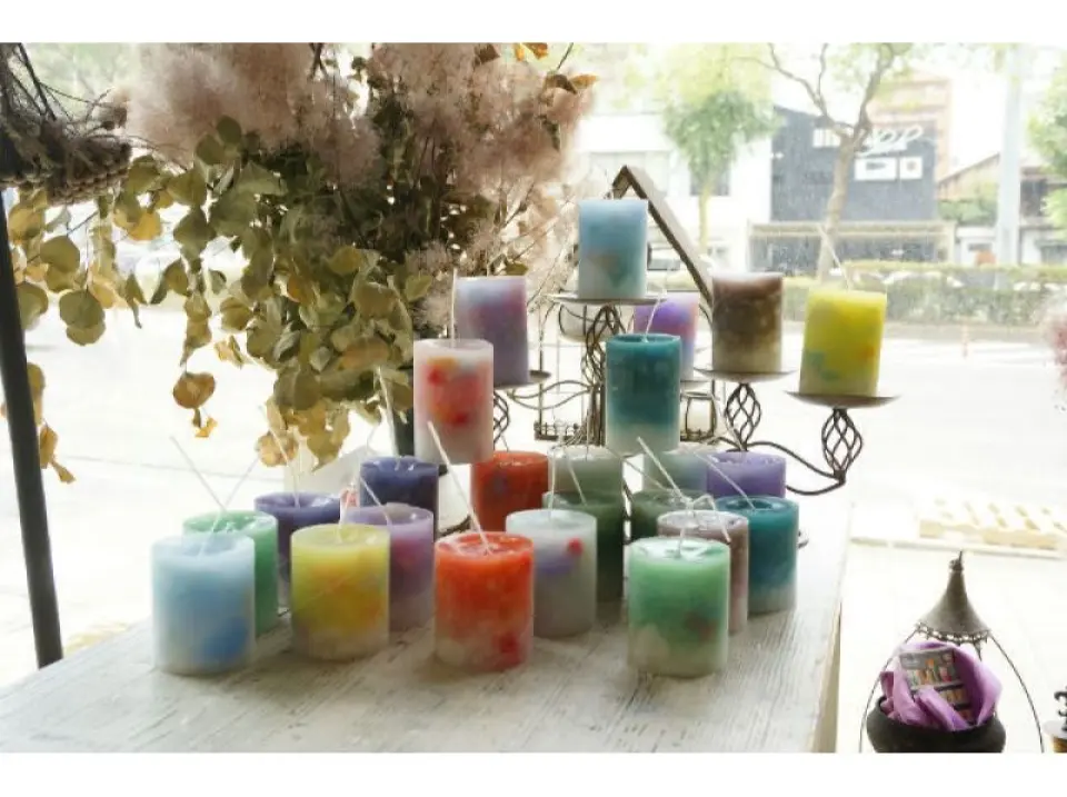 A perfect wedding gift! Give a personalized candle as a gift.