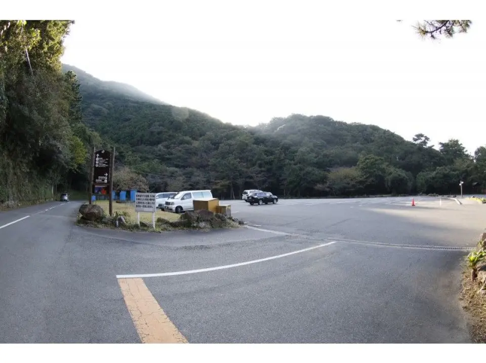 10分前に集合ください。集合場所は黄金崎・「根合駐車場」です。黄金崎公園「根合駐車場」
黄金崎公園に向かって小さなトンネルを抜けてすぐ右側の広い駐車場です。
※駐車場へ到着されたら、お手数ですが0558-56-1717へお電話を入れてください。電話を受けた後にスタッフが送迎車にてお迎えにまいります。
車を乗り換えてビーチサイドへ移動となります。
（乗車時間約1分）