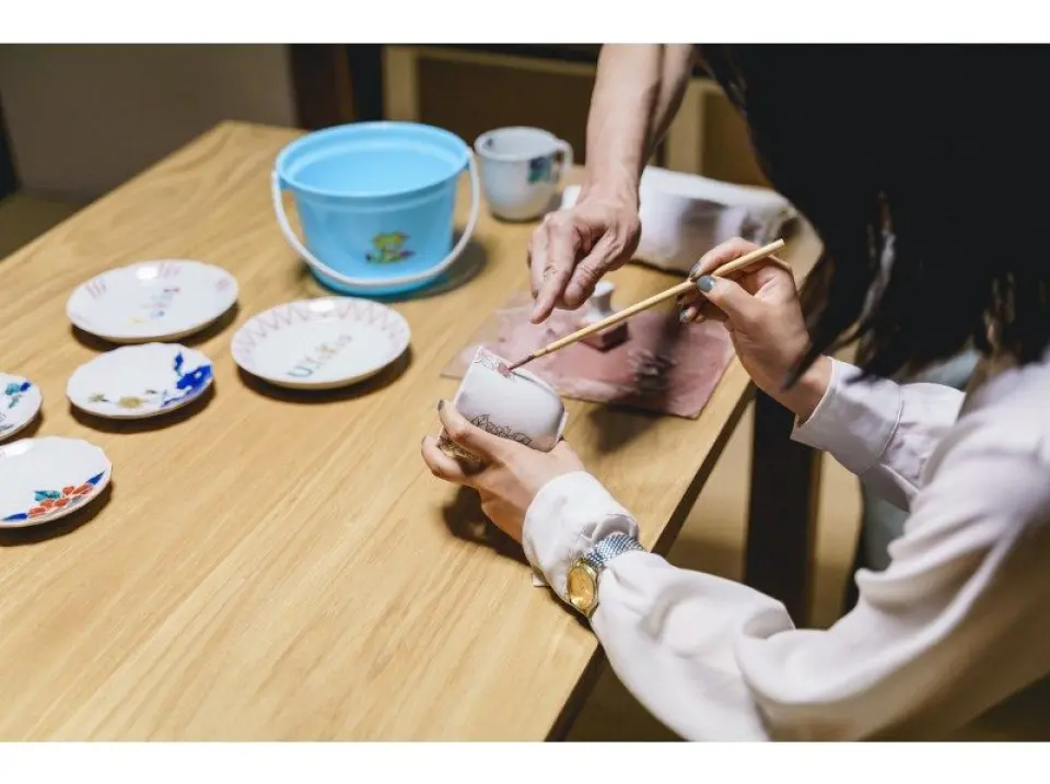 14:00 體驗古九谷燒繪畫（120分鐘）。您將可以自由繪製一個小盤子。