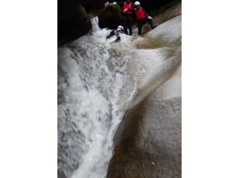 Slide down through Iwanoma and suddenly emerge above the waterfall at the unique slider point "Okusuberi"