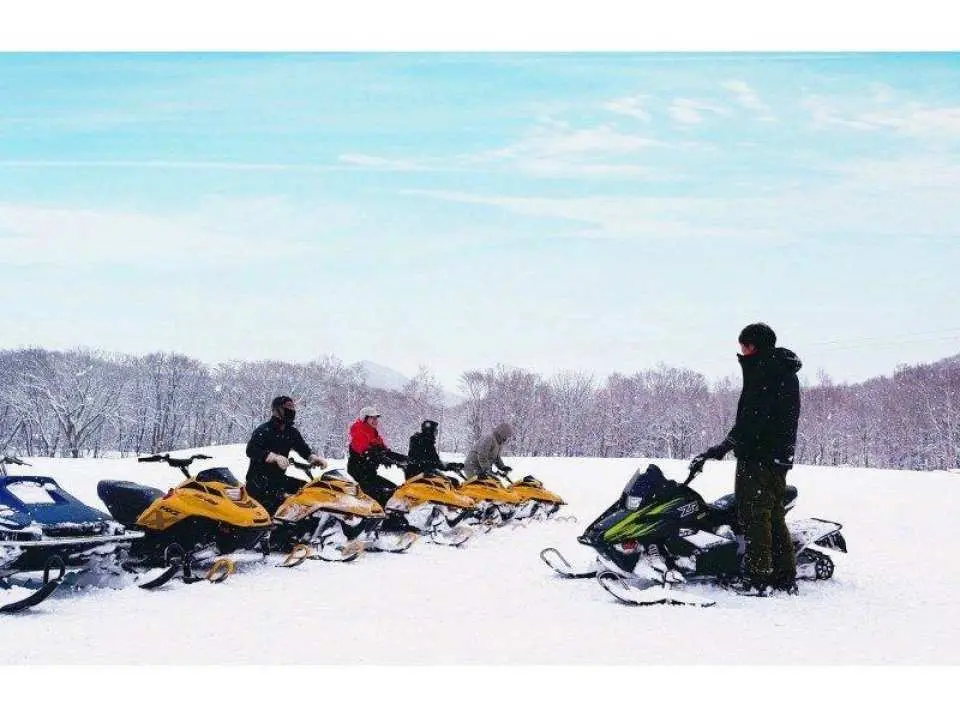 Instructions on how to operate the snowmobile and practice driving. The instructor will explain how to operate the snowmobile and give you practice driving (approximately 10 minutes).