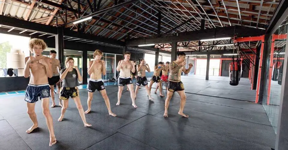สนุกกับคลาสเรียนมวยไทยแบบกลุ่มที่ YC Muay Thai Gym ในเชียงใหม่ เริ่มต้นด้วยการวอร์มร่างกายโดยผู้เชี่ยวชาญ และเรียนรู้การชก การเข้าประชิดตัว และศิลปะแห่งแปดอวัยวะสำหรับทุกระดับ