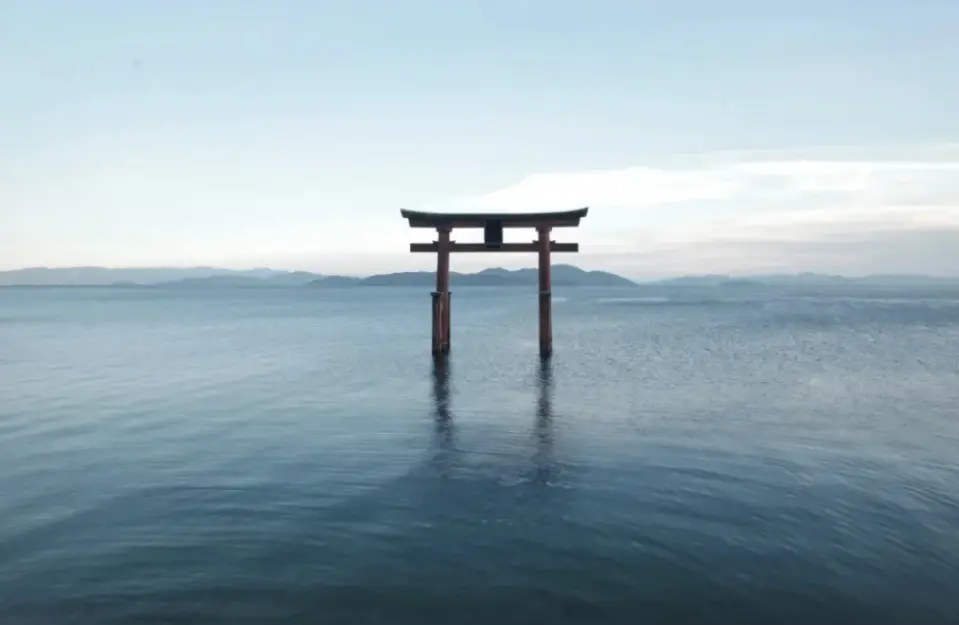 ▼Shirohige Shrine is an ancient shrine in Omi Province, with a history of over 2000 years. It is also the head shrine of all Shirohige shrines in the country. Architectural History: The current shrine buildings were built by Hideyori, son of Toyotomi Hideyoshi. Katagiri Katsumoto served as the prefectural governor. During the Meiji period, it was rebuilt and connected to the main shrine, resulting in the complex roof shape we see today. Architectural Features: Water-based Torii Gate: The torii gate in front of Shirohige Shrine is a large vermilion torii gate built on the water. It is probably the second most famous water-based torii gate after Itsukushima, and it is also the shrine's iconic landmark. It looks particularly magnificent against the backdrop of Lake Biwa.
