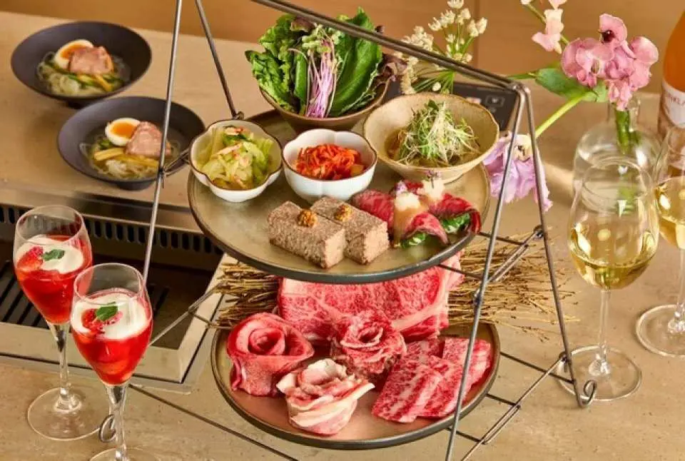 소셜 미디어에 올리기 딱 좋아요! 마치 애프터눈 티처럼 고기를 즐겨보세요 (사진은 예시용입니다).