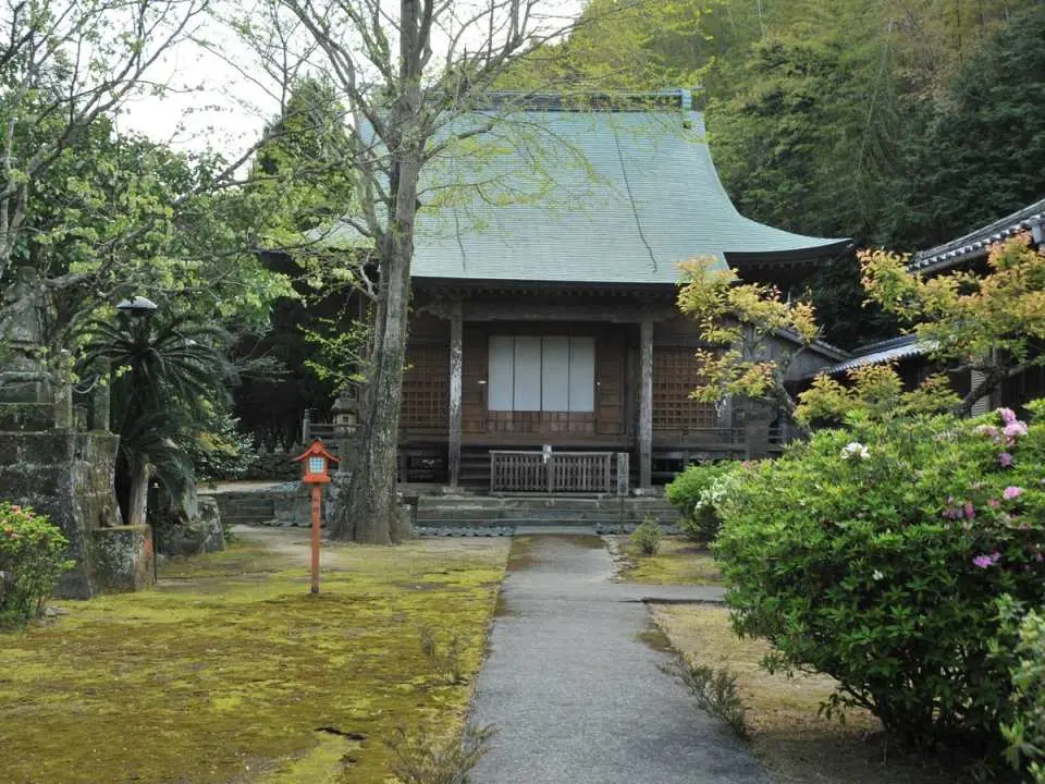 明城寺：守护五岛信仰的寺庙（下船游览）

明城寺是一座将五岛的信仰和文化传承至今的寺庙。它建于江户时代初期，以其气势恢宏的主殿、石阶以及寺内宁静祥和的氛围而令人印象深刻。在以基督教历史闻名的五岛，这里是体验佛教文化另一面并了解岛屿深厚历史的难得之地。

*本行程以福江市为中心，有效率地游览教堂、城下町和火山地形。

*行程从港口、机场和市区饭店出发和返回，是抵达日或行程结束日观光游览的理想选择。