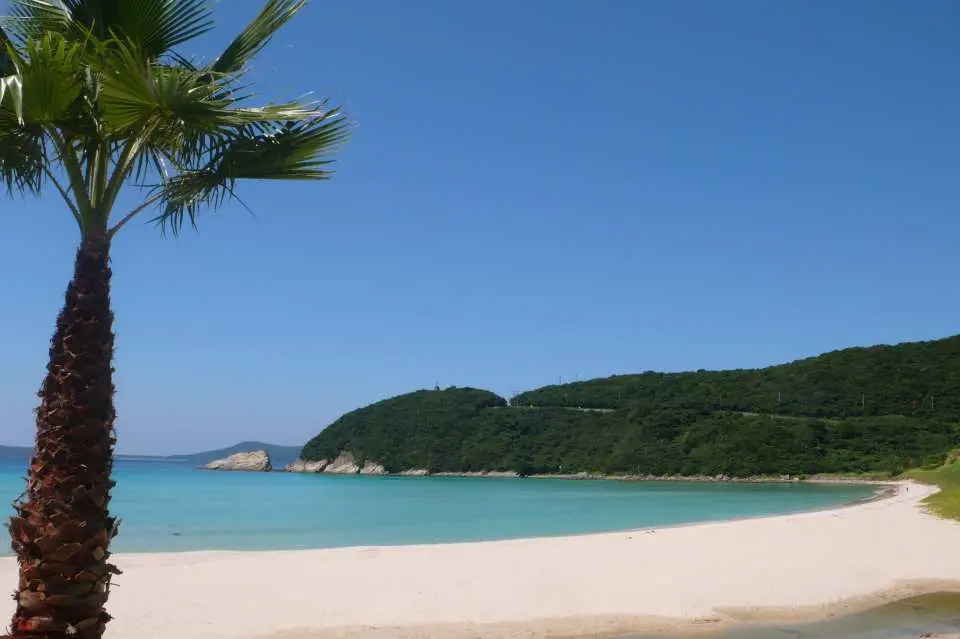 高滨海滩（下船游览美丽的天然游泳海滩）

这片海滩拥有细腻的白色沙滩和清澈碧绿的海水。它宁静祥和，宛如一片私人海滩，即使不下水，也值得一游。