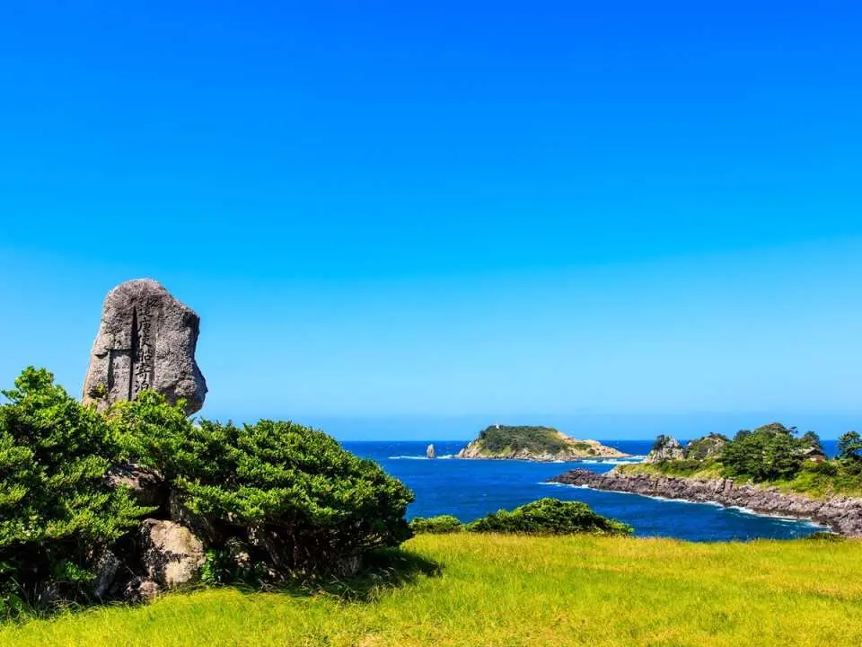 在鱼尾崎公园欣赏时令花卉和壮丽海景（需下车前往）。鱼尾崎公园是体验五岛自然美景的绝佳去处。公园坐落于俯瞰东海的海岬之上，四季景色各异，春季油菜花盛开，秋季波斯菊竞相绽放。从高处眺望，视野开阔，是悠闲欣赏五岛特色海天一色美景的理想之地。