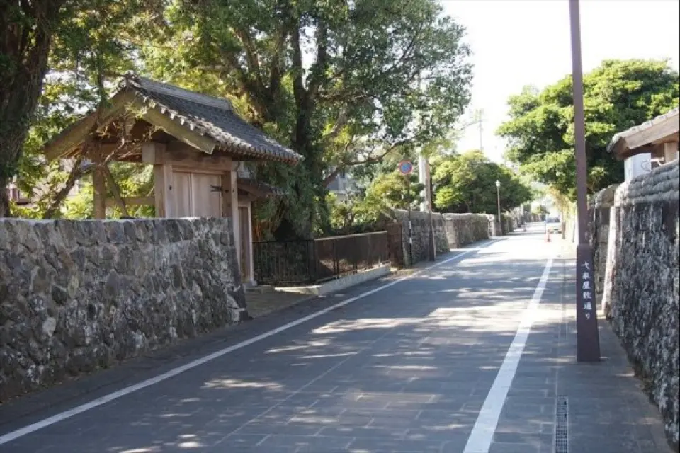武士居所街，昔日城下町的遗迹（从火车车窗眺​​望）

这条街道曾是江户时代五岛藩武士的居所，石墙和城镇布局中至今仍保留著当时的痕迹。透过火车车窗，您可以感受到福江城下町的历史底蕴。

*本行程环岛游览，让您在一天之内体验福江岛的多元魅力，从教堂、自然风光到大海、城下町和美食文化，应有尽有。

*途中将安排一小时午餐休息时间。请咨询您的导游，以获取推荐餐厅资讯。
