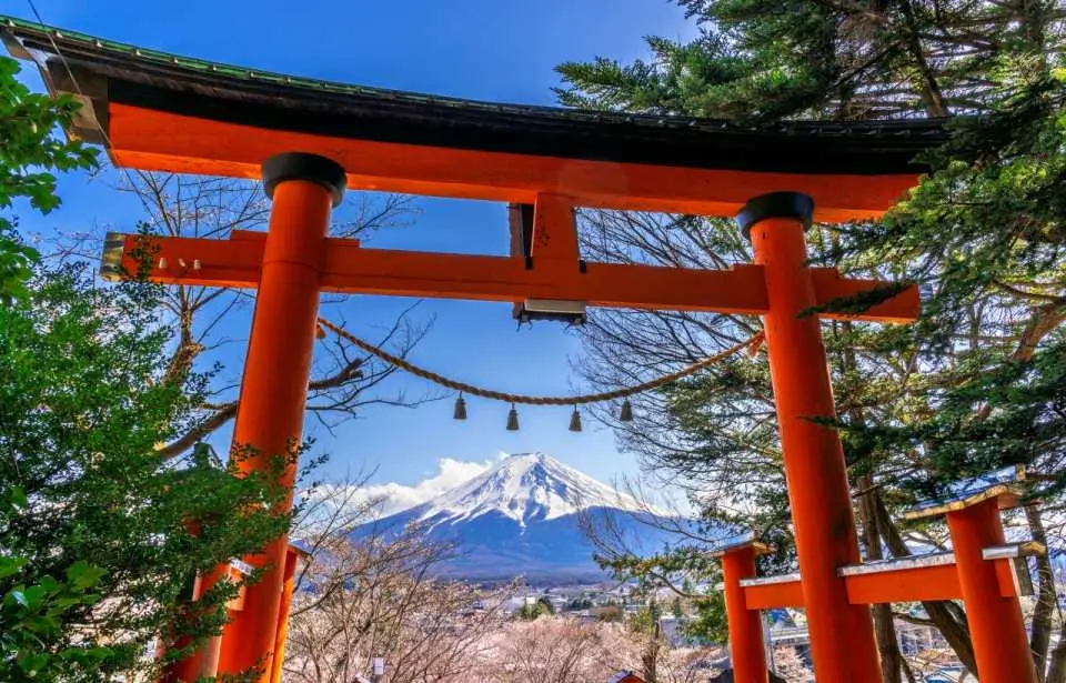 新倉富士淺間神社&新倉富士淺間神社鳥居： 新倉富士淺間神社的表參道，有掛有「三國第一山」牌匾的雄偉鳥居。此處的「三國」指日本、中國和印度，因為遠古時代的日本認為世界是由這三個國家組成。 這座鳥居不僅是神社的入口，也是富士山的大門。