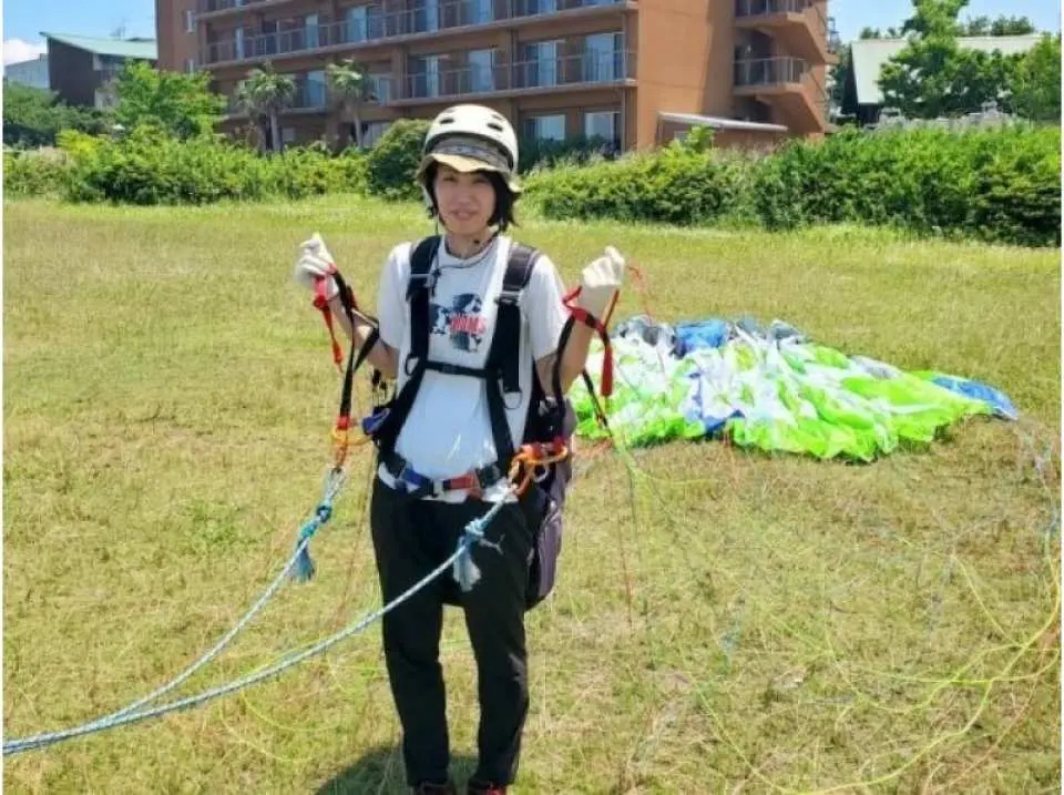 Basic operation practice. You will receive an explanation of the basic operation with the actual paraglider you will be using right in front of you, and then perform a simple operation check on the spot.