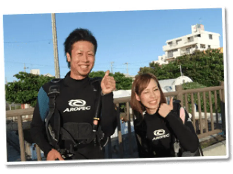 海に入り浅瀬で深呼吸。しっかりと足のつく浅い水深で呼吸練習です。
1つ1つステップアップし限りなく不安を最小限にしていきます。皆さんが落ちついて呼吸が整うまでしっかりサポートさせて頂きますね♪