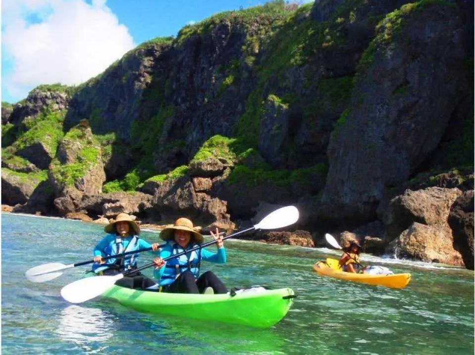 Let's enjoy a refreshing paddle along the stunning coastline!